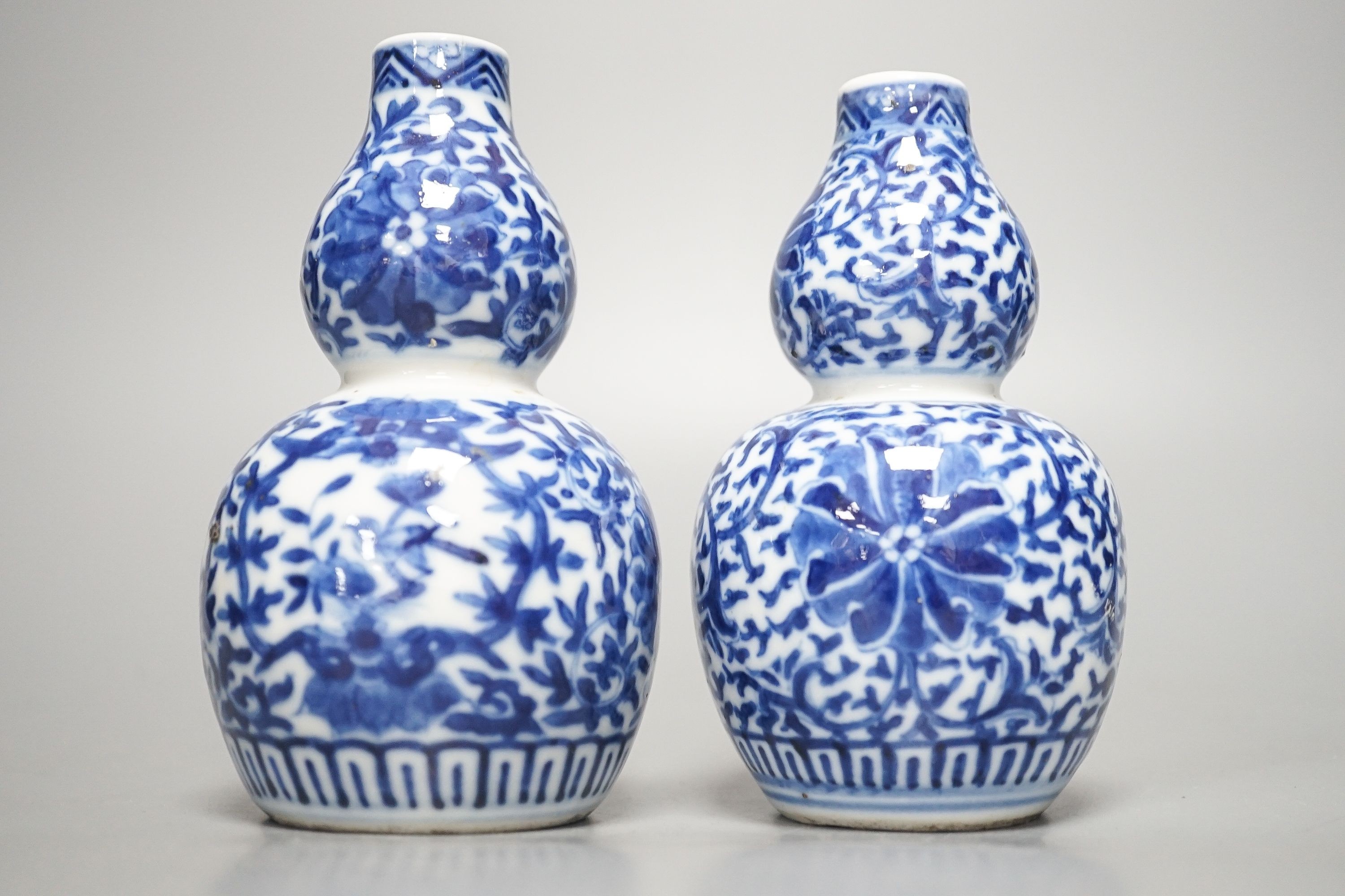 A pair of Chinese blue and white double-gourd small vases 14cm